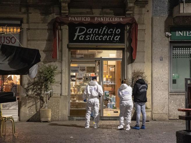 Sparatoria in piazzale Gambara a Milano: un morto e un ferito gravissimo.  Due aggrediti dal panettiere, il killer è in fuga | Corriere.it