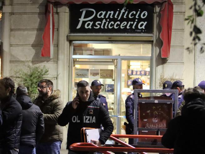 Omicidio nella panetteria di piazzale Gambara, bloccato il figlio 21enne  del fornaio: le telecamere avevano ripreso la sua fuga | Corriere.it