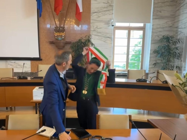 Merano, la neosindaca Zeller si toglie la fascia tricolore e indossa solo il medaglione tirolese: «È il distintivo ufficiale in Alto Adige» | Corriere.it