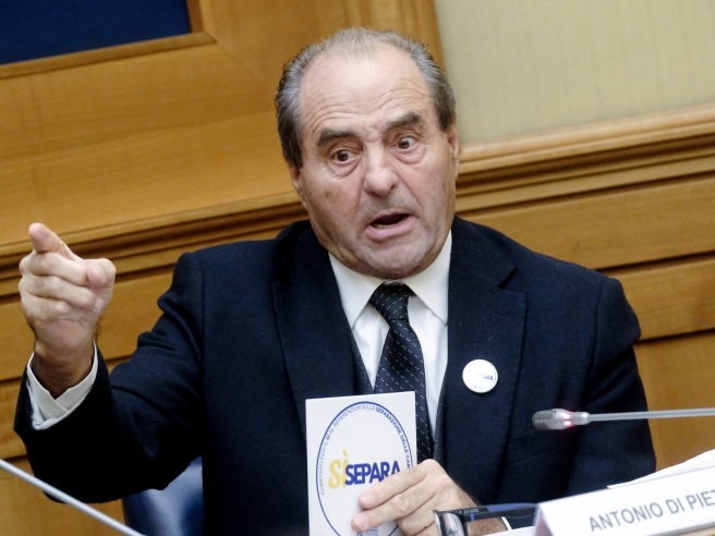 Cuộc trưng cầu dân ý, Antonio Di Pietro: "Hiệp hội Thẩm phán Quốc gia là một bà mẹ kế độc ác. Họ không chỉ trích mà lại xuyên tạc sự thật vì sợ bị loại." | Corriere.it