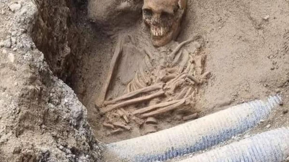 La storia dello scheletro medievale tagliato in due dai tubi per la telefonia a Volterra
