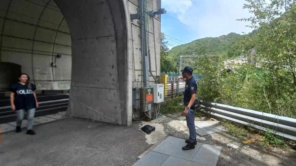 Ett falskt bomblarm och höghastighetsavbrott, anarkins väg: ”…