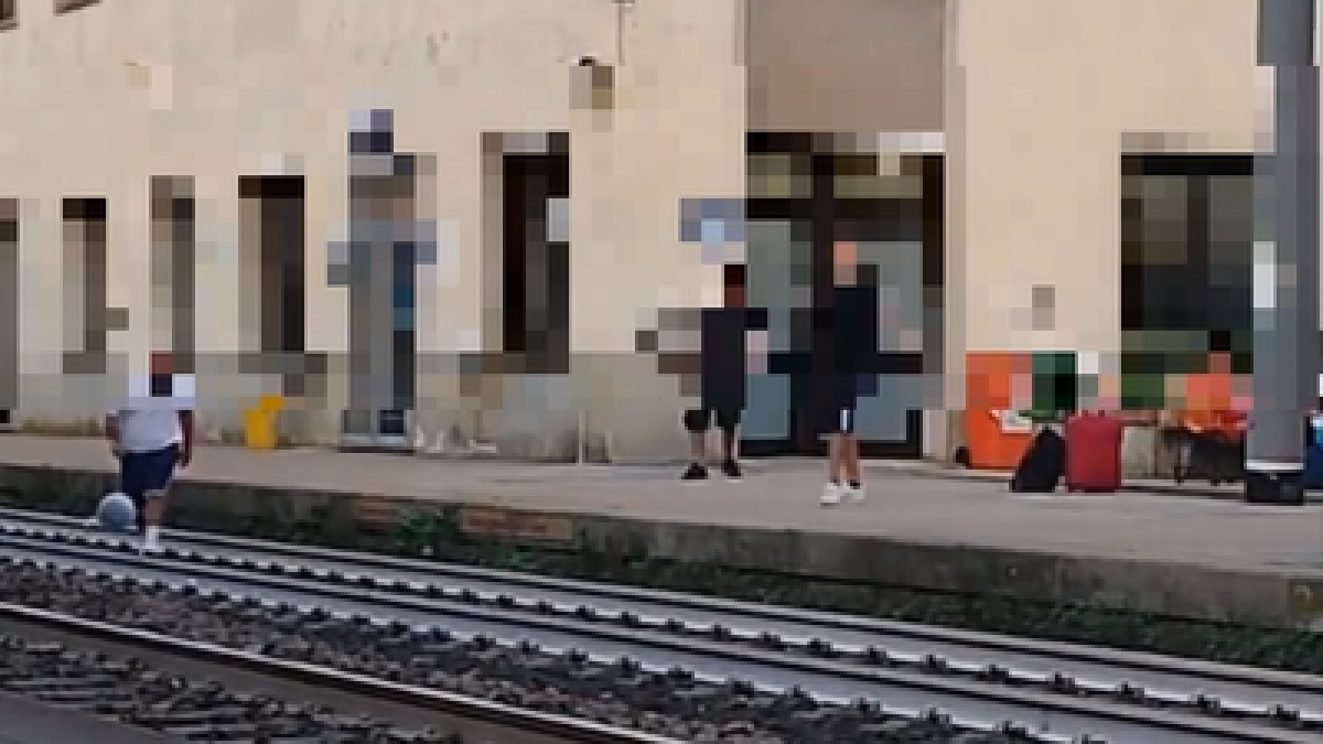 San Donà di Piave, giocano a pallone lungo i binari prima che passi il treno:  il video sui social | Corriere.it