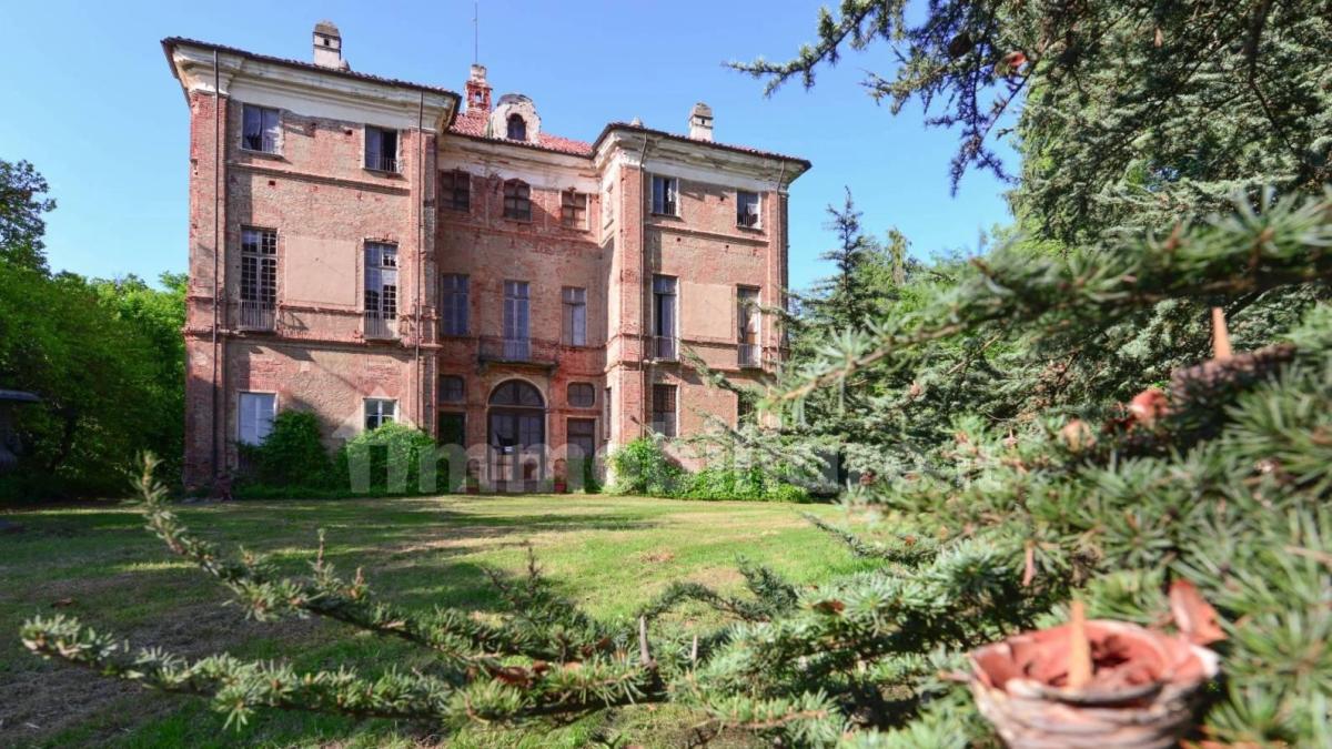 Montalenghe, il castello che ospitò Napoleone finisce in vendita su  Immobiliare.it | Corriere.it