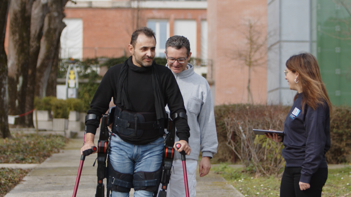 Alex Santucci, the patient: «After the first 10 steps with the exoskeleton, something lit up in me and I understood that I could do it»