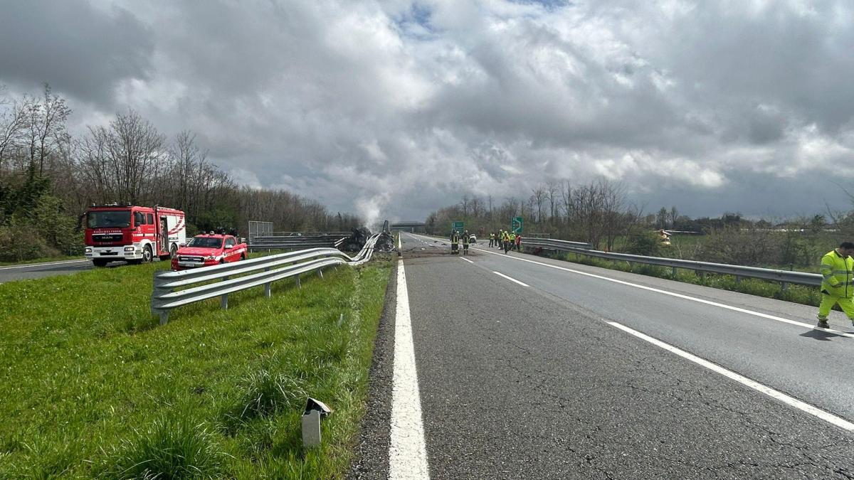 Incidente A Vercelli Una Ferrari Con Targa Svizzera Si Schianta A