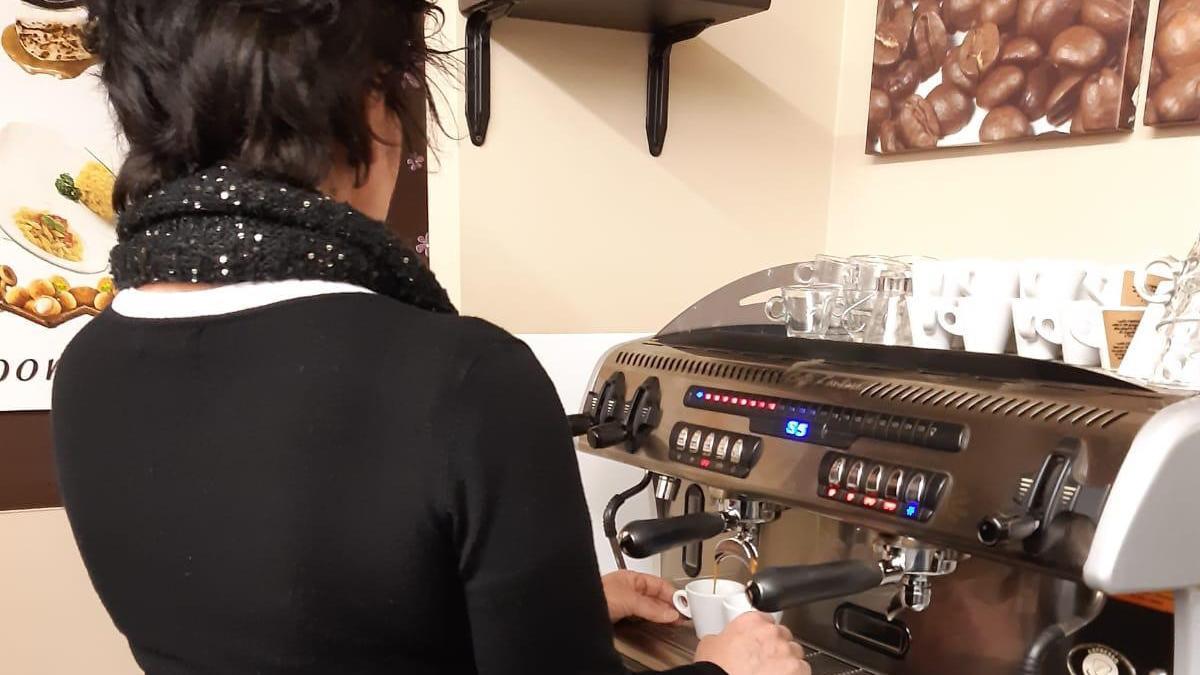 Nadia (56 år) och hennes bar blir utvisade från köpcentret: ”Jag är 13 år gammal..