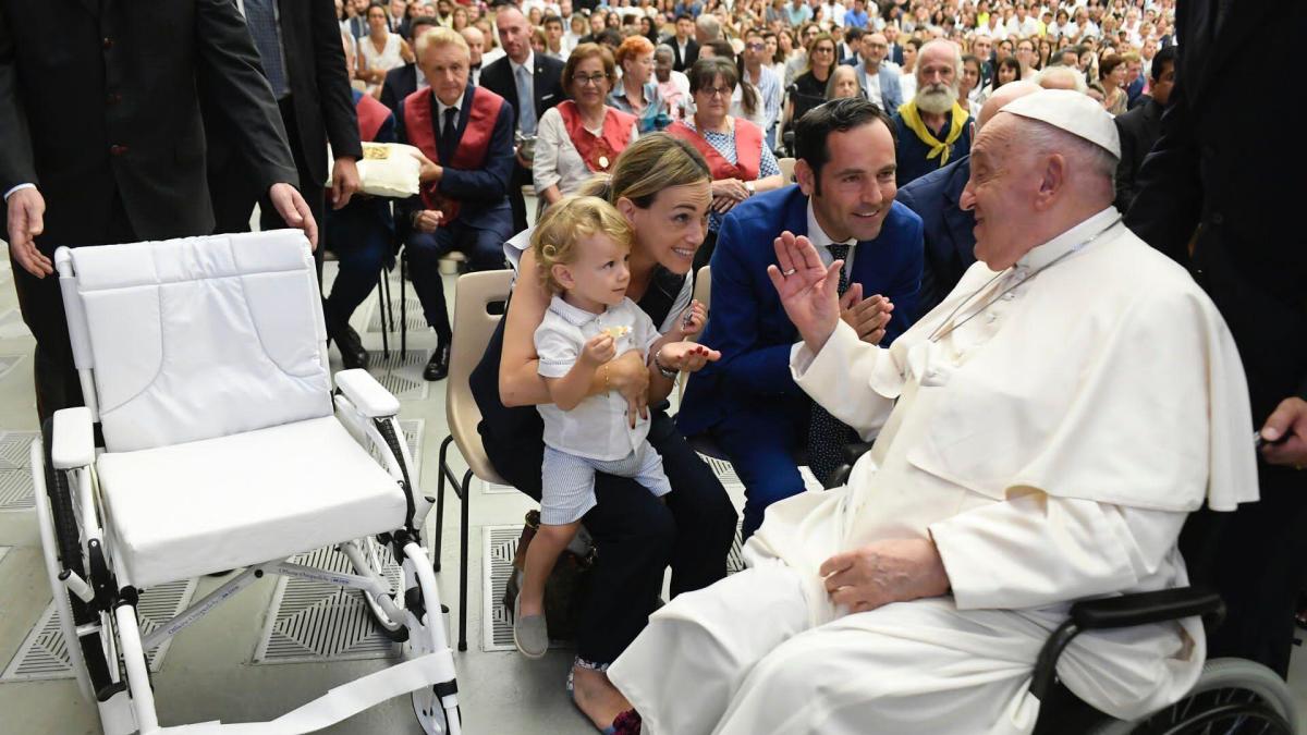 Ciudad del Vaticano, la nueva silla de ruedas del Papa Francisco se fabrica en Frosinone: es muy ligera, blanca y especialmente diseñada