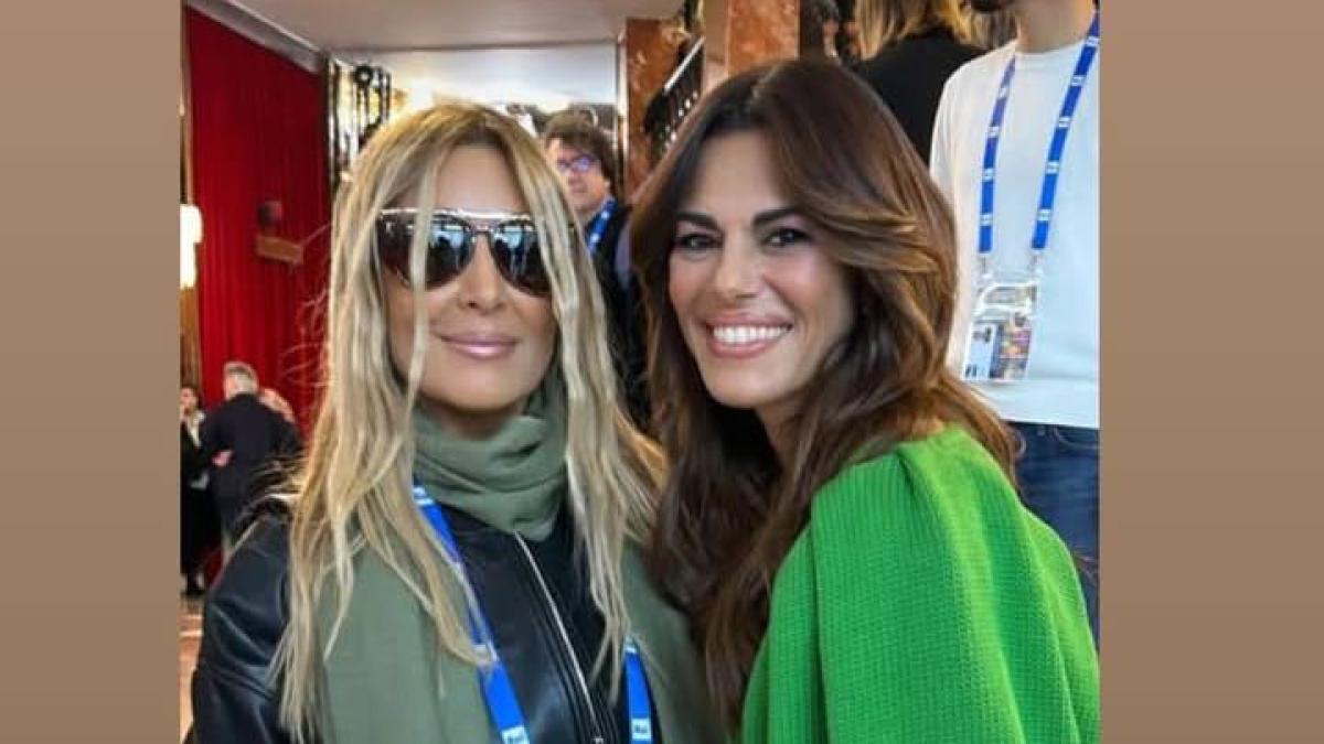 Bianca Guaccero incontra Selvaggia Lucarelli a Sanremo e posta la foto sui social. «Il prima e il dopo in un colpo solo, che bello rivederti»