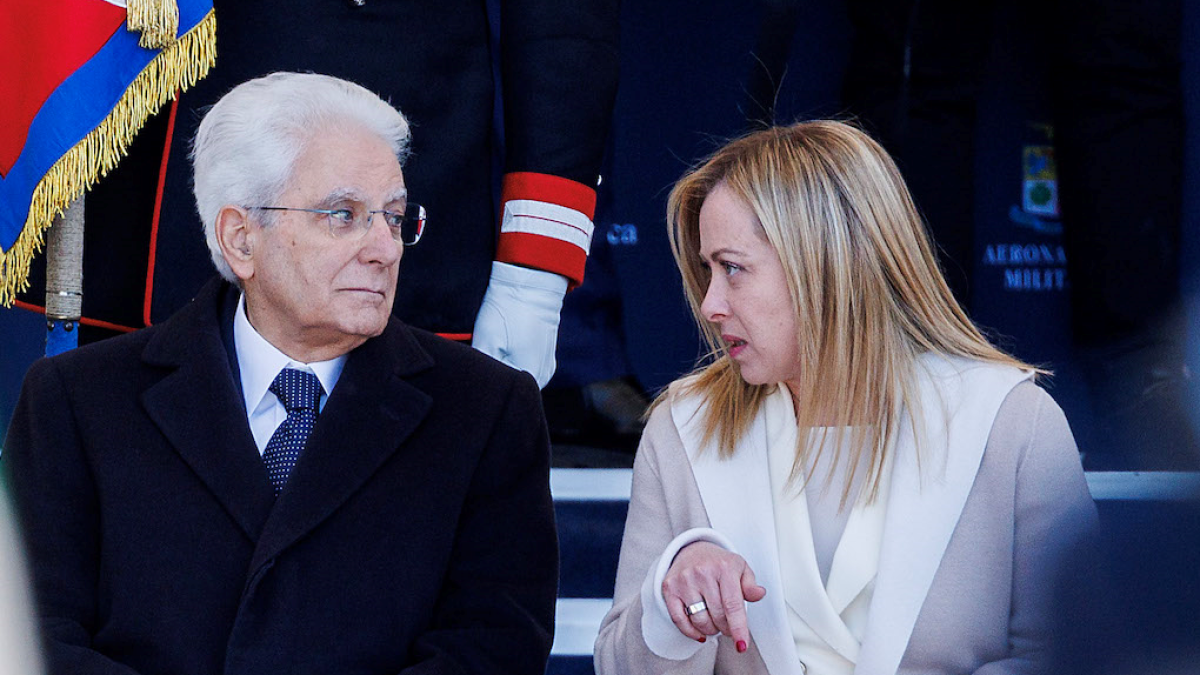 Cuộc gặp kéo dài 20 phút giữa Mattarella và Meloni tại Cung điện Quirinale đã không giải quyết được vấn đề. Sau đó, vào buổi tối, một thông điệp "hòa giải" từ các Anh em Ý đã đến. | Corriere.it