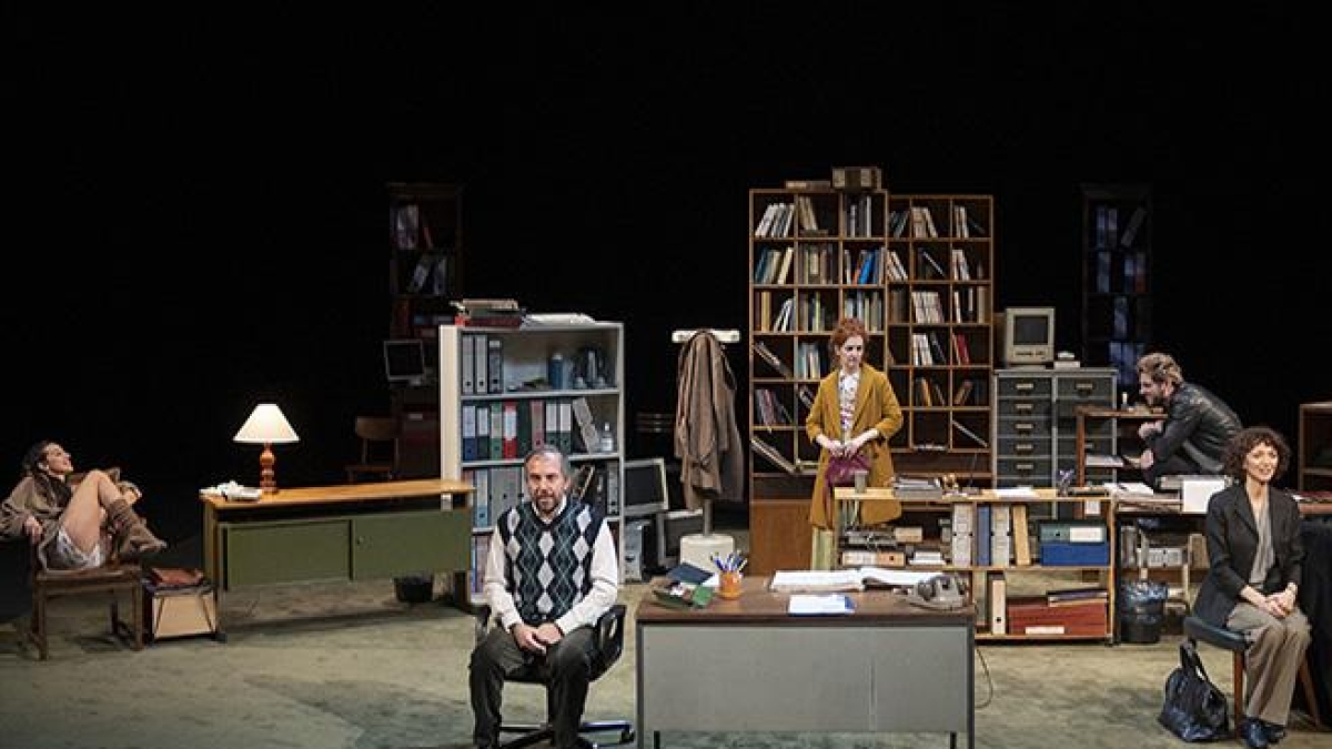 Al Teatro Donizetti le cinque vite unite nell'ufficio dell'«Edificio 3»