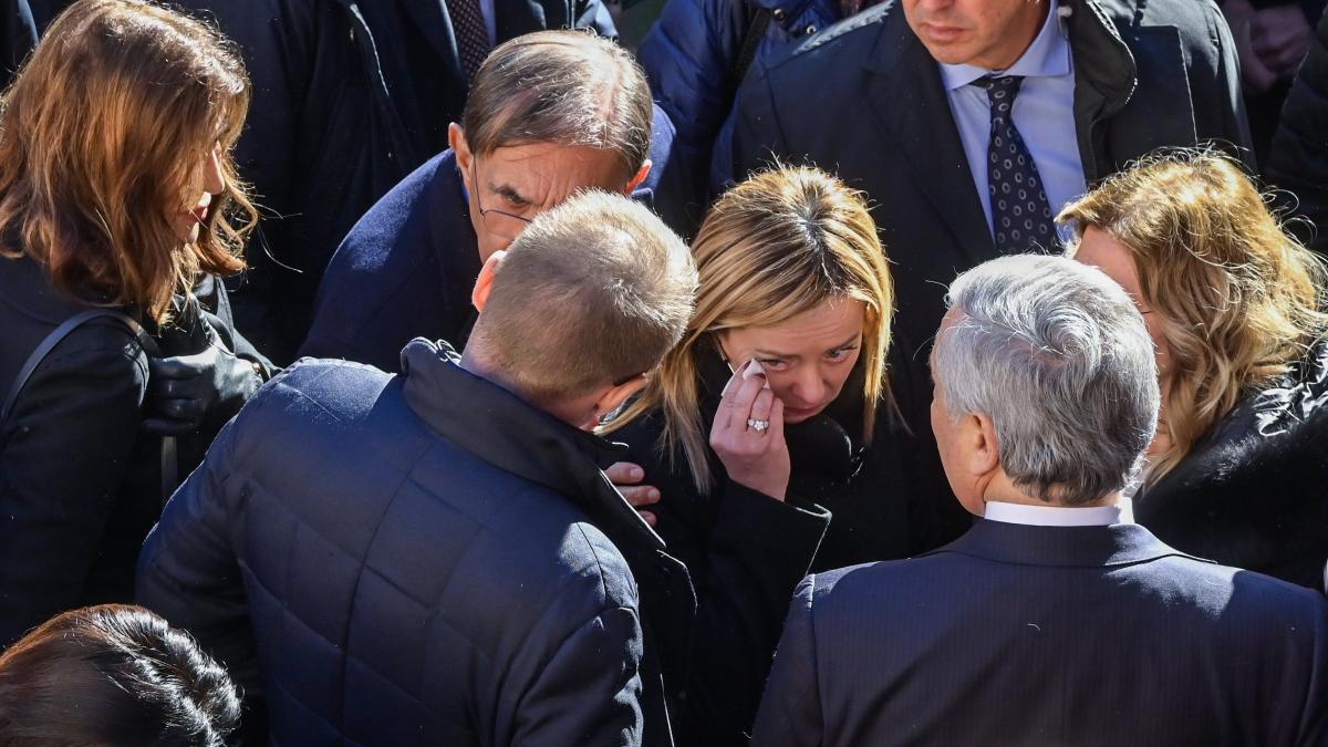 Roberto Maroni, I Funerali A Varese. Il Figlio: «Ci Abbracciavi All ...