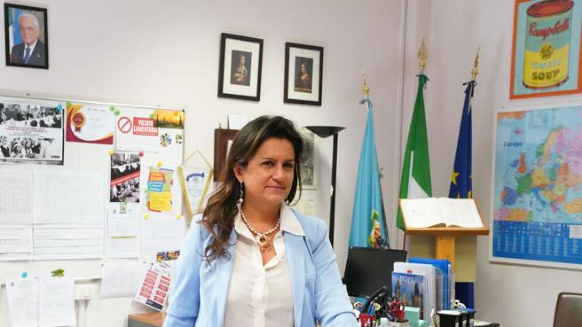 La preside Costarelli: «Sì, i ragazzi usano l'Ai per farsi fare i compiti ma si vede chi copia. Sono sicura, aiuterà»