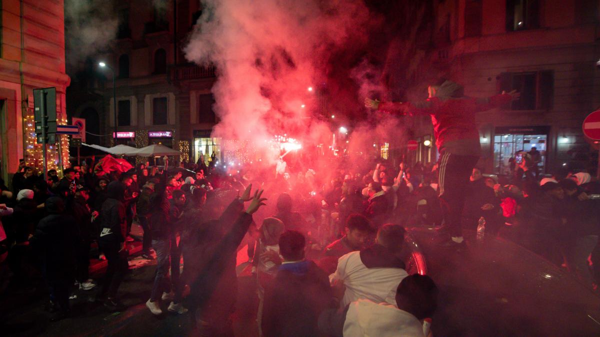As comemorações explodiram para o Marrocos nas semifinais em Milão, Corso Buenos Aires.  Um fã sendo esfaqueado na garganta é mais sério