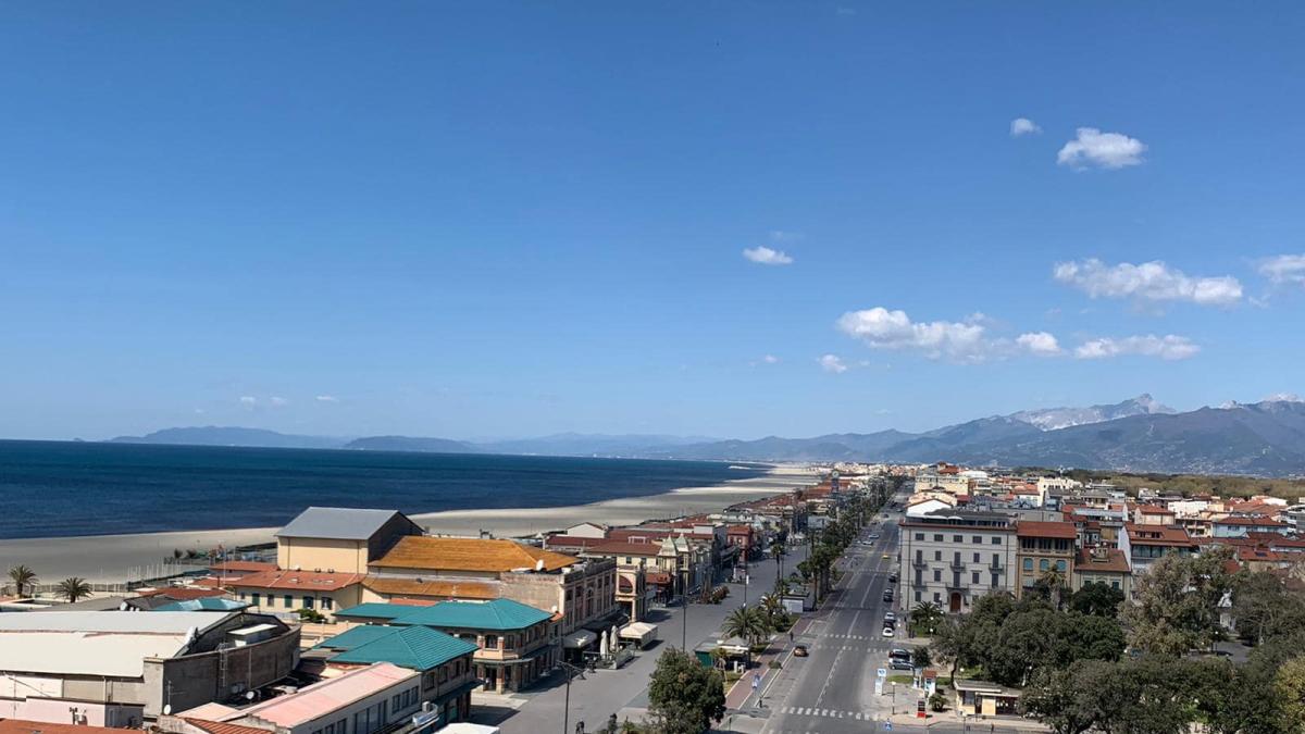 Tenta di rubare in un bagno a Viareggio, lo inseguono e lui aggredisce il titolare con una bottiglia di fronte ai bagnanti