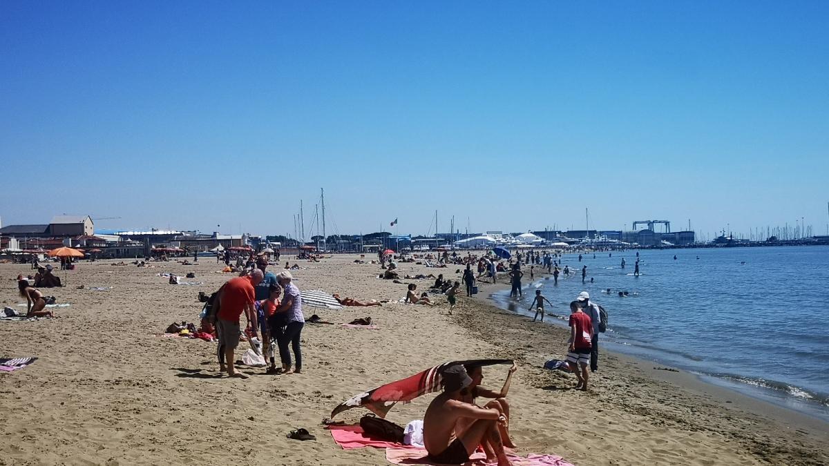 Viareggio, in 4 restano bloccati da una buca al largo: salvati da 2 bagnini  che passavano per caso | Corriere.it