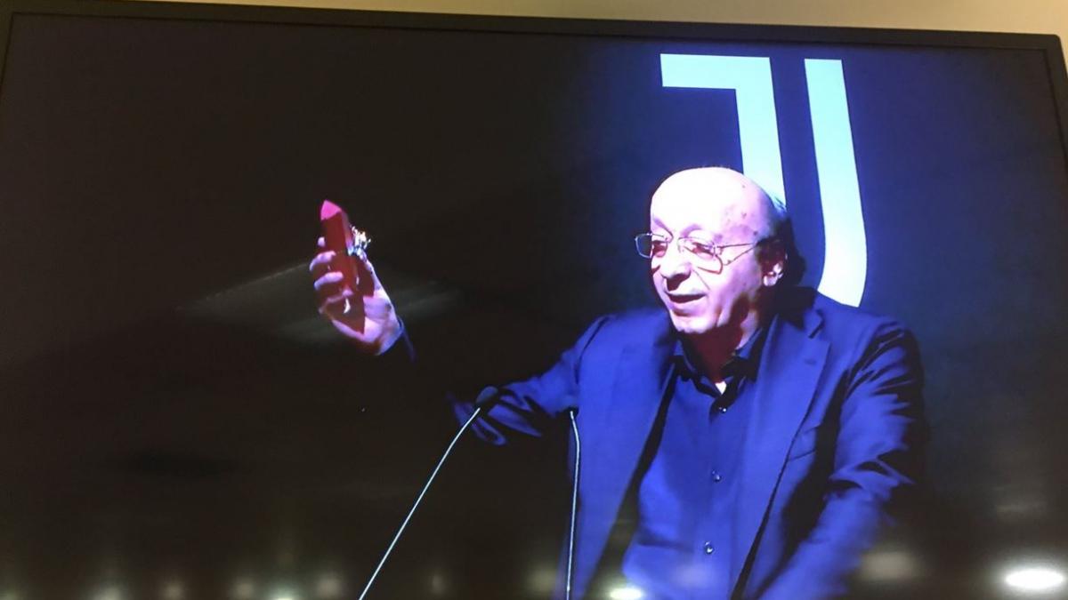 Moggi A Sorpresa In Assemblea Juve Consegna Ad Agnelli Una Chiavetta