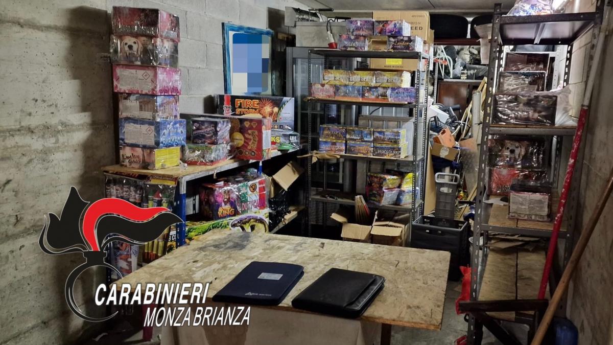 Mezzago, rivendita di botti in garage: sequestrati due quintali di fuochi  d'artificio