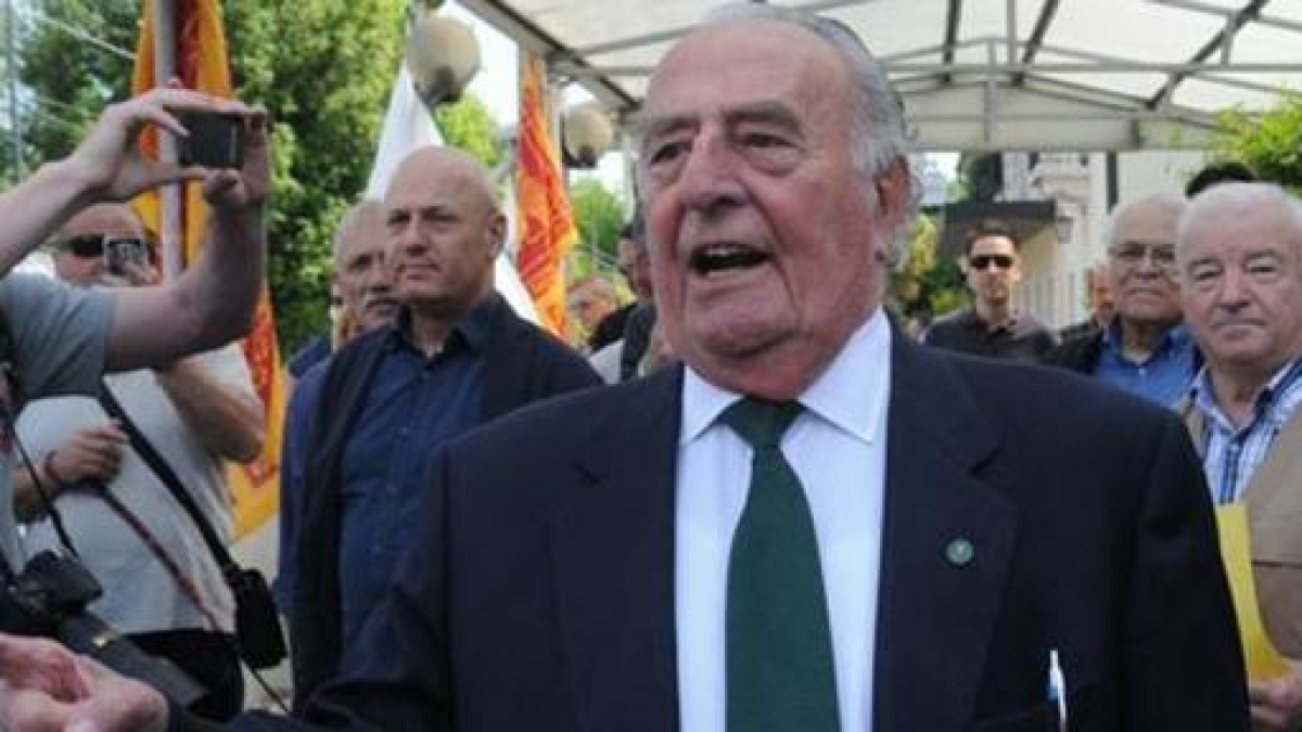 Giancarlo Gentilini, morto a 95 anni l'ex sindaco «sceriffo» di Treviso. Tolse le panchine per evitare i bivacchi. Diceva: «Gli extracomunitari? Vestirli da leprotti e fare pim pim pim col fucile»