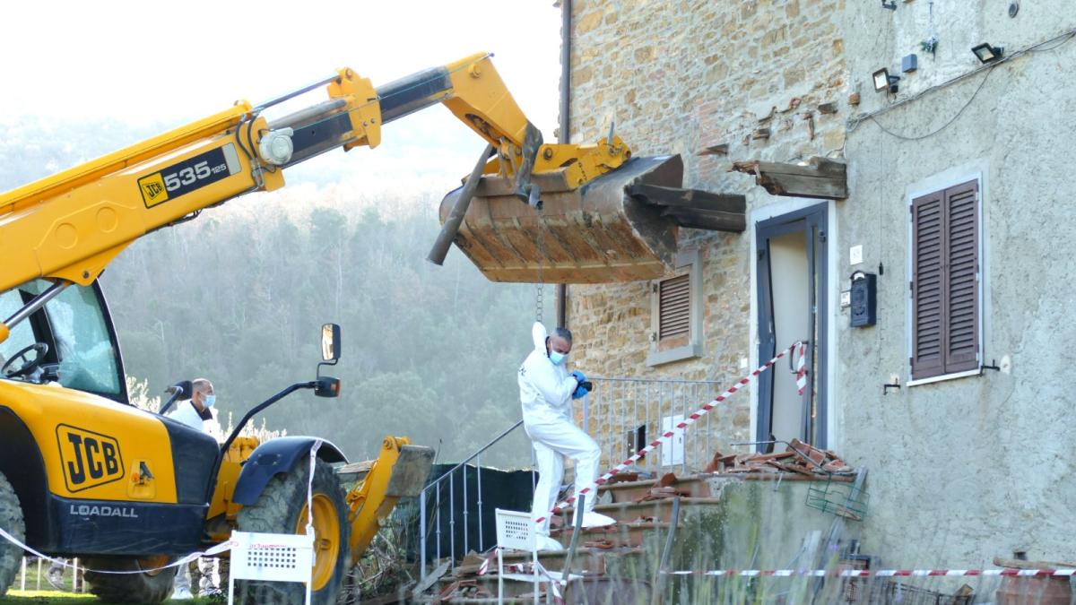 Arezzo uccise il vicino che gli stava demolendo casa con la ruspa