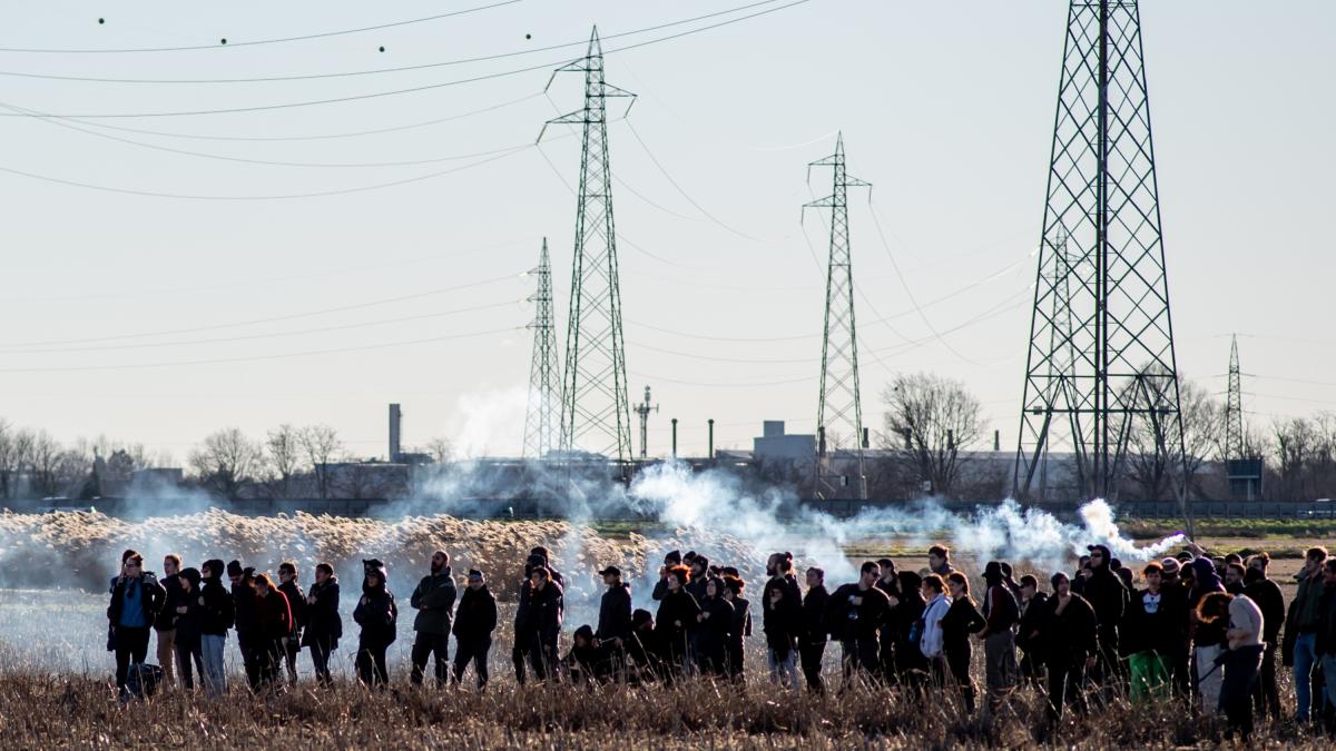 Alfredo Cospito, sassi e petardi contro gli agenti 300 anarchici