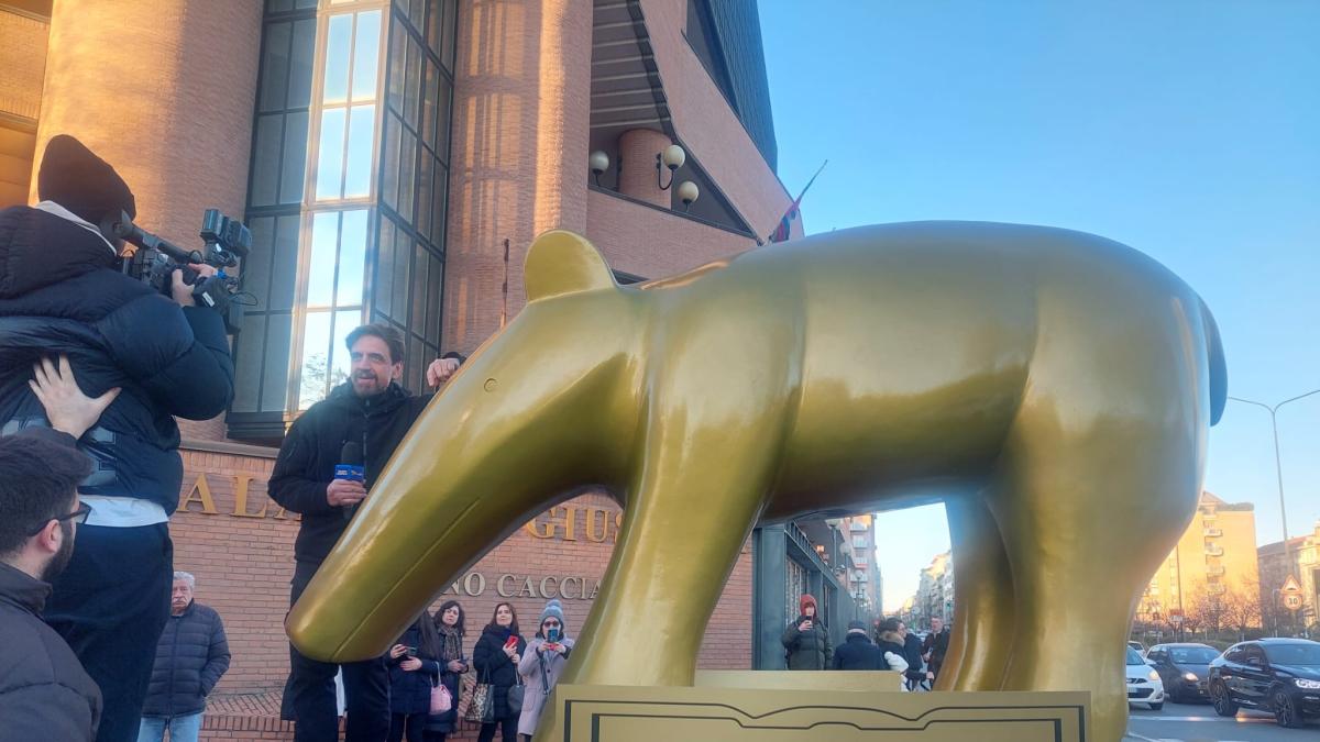 Valerio Staffelli a Torino: un tapiro d'oro gigante per la Juventus