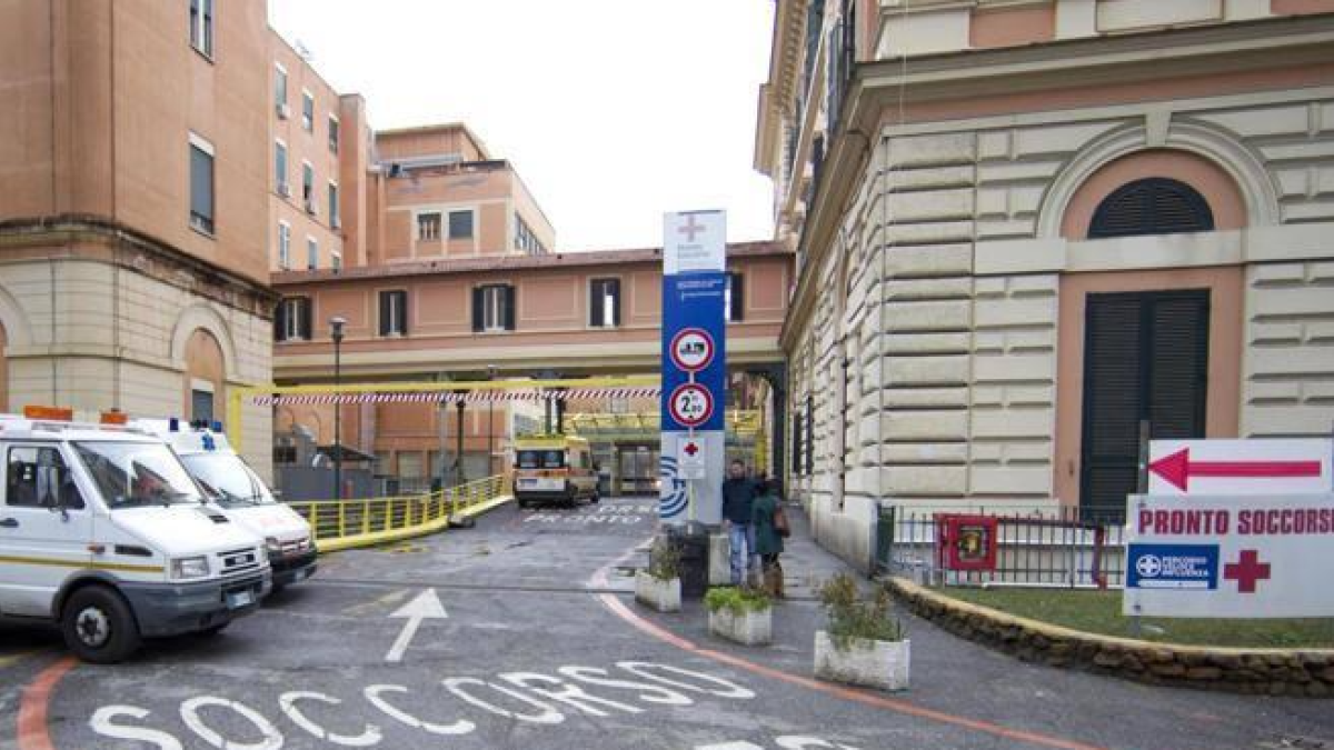Policlinico Umberto I, schiaffi e sputi contro un infermiere: arrestato paziente di 24 anni