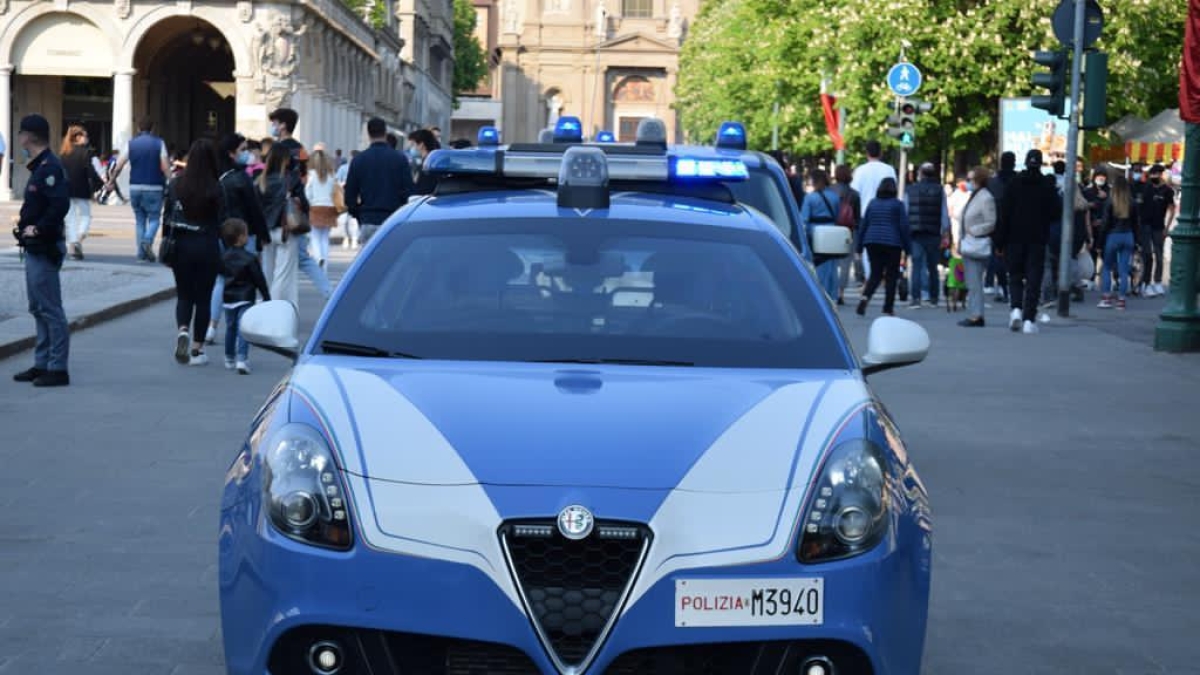 Fuochi d'artificio per festeggiare il poliziotto in pensione, rimosso il funzionario del nucleo delle volanti