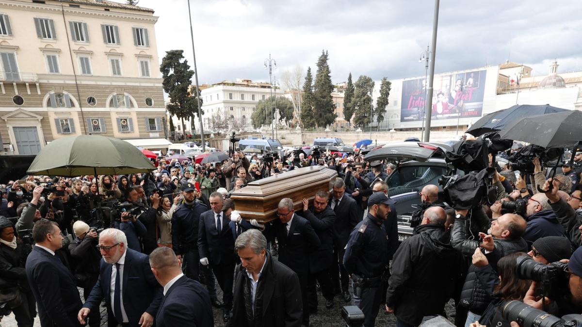 Funeral de Maurizio Costanzo ao vivo: lágrimas de Maria De Felipe, longos aplausos do público