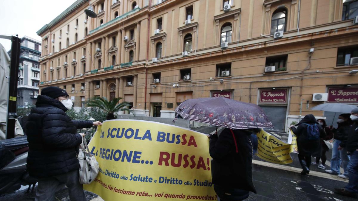 NoDad, protesta alla Regione Campania Corriere.it
