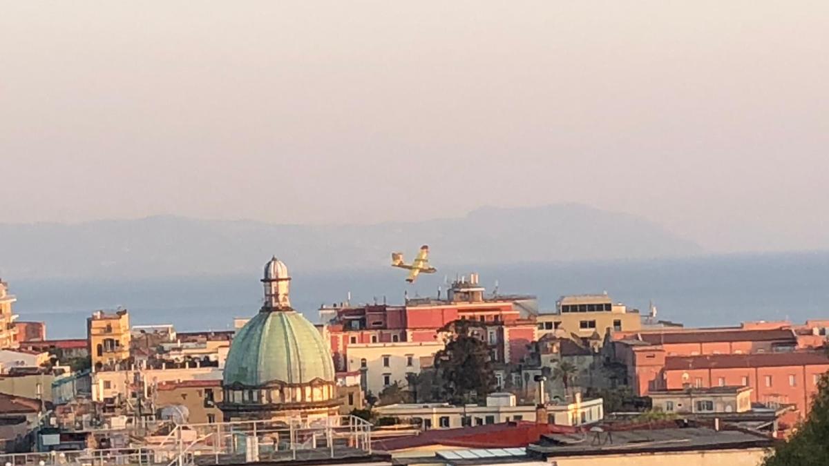 Napoli aereo vola a bassa quota sul centro da ore Corriere.it