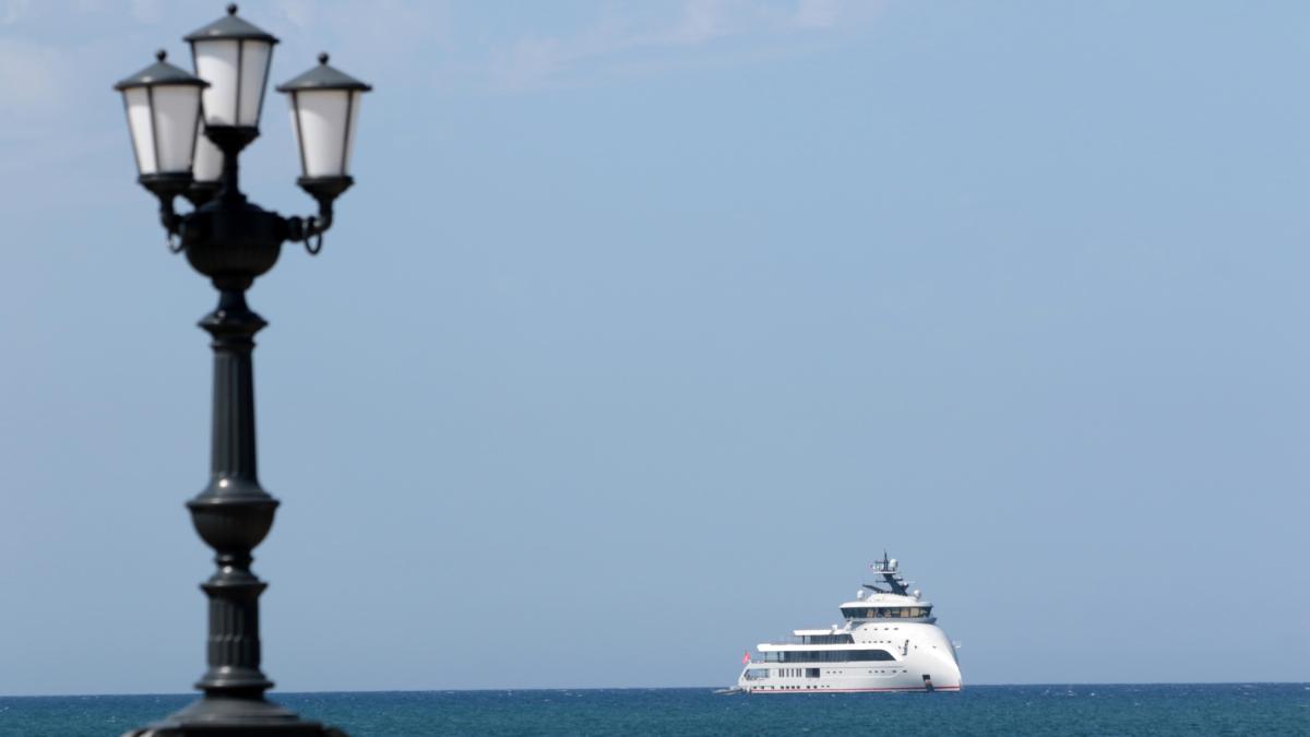 mega yacht a bari