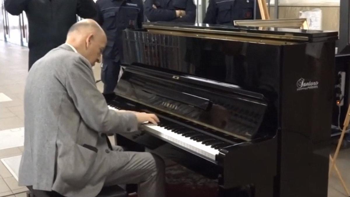 La musica oltre le sbarre il viceministro Sisto suona il pianoforte