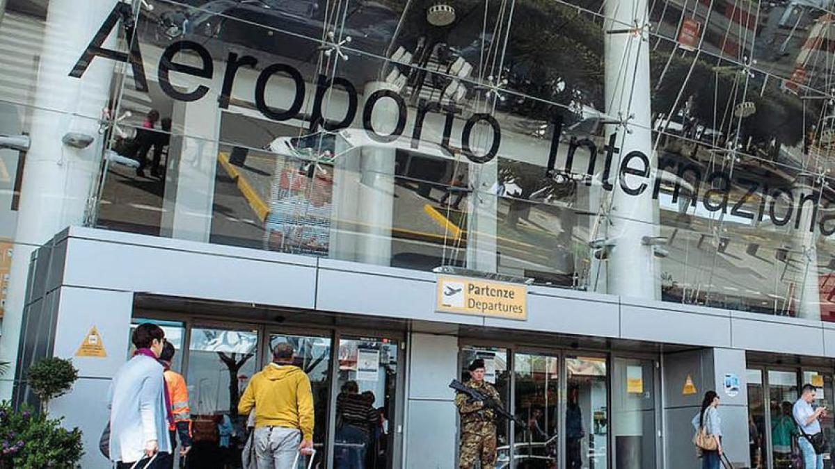 Indossava una divisa da comandante di volo esponendo un tesserino  irregolare e si aggirava nello scalo aeroportuale di Capodichino, 33enne  napoletano falso pilota scoperto e denunciato dalla polizia di frontiera