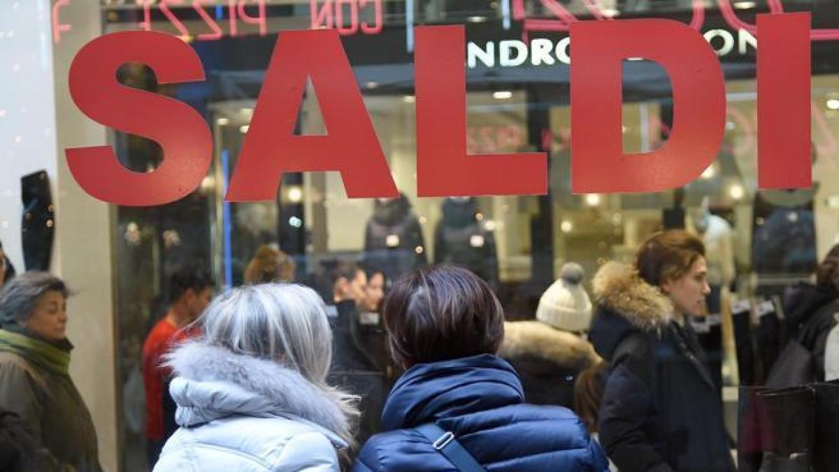 Saldi in Campania al via il 5 gennaio, ma si spenderà il 20 in meno