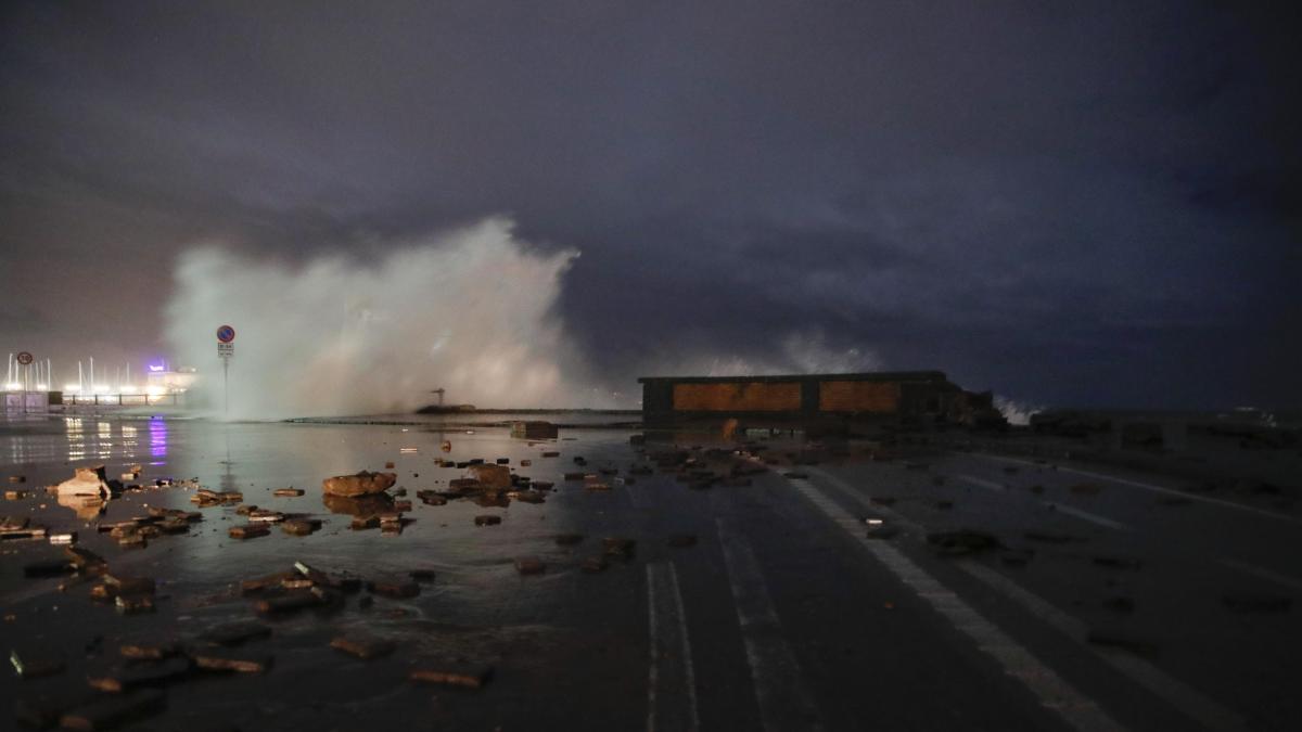 Maltempo In Campania, Prorogata Allerta Meteo: Nuova Evacuazione A ...