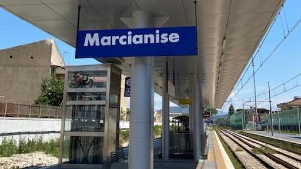 Marcianise, incidente in stazione donna travolta dal treno in corsa
