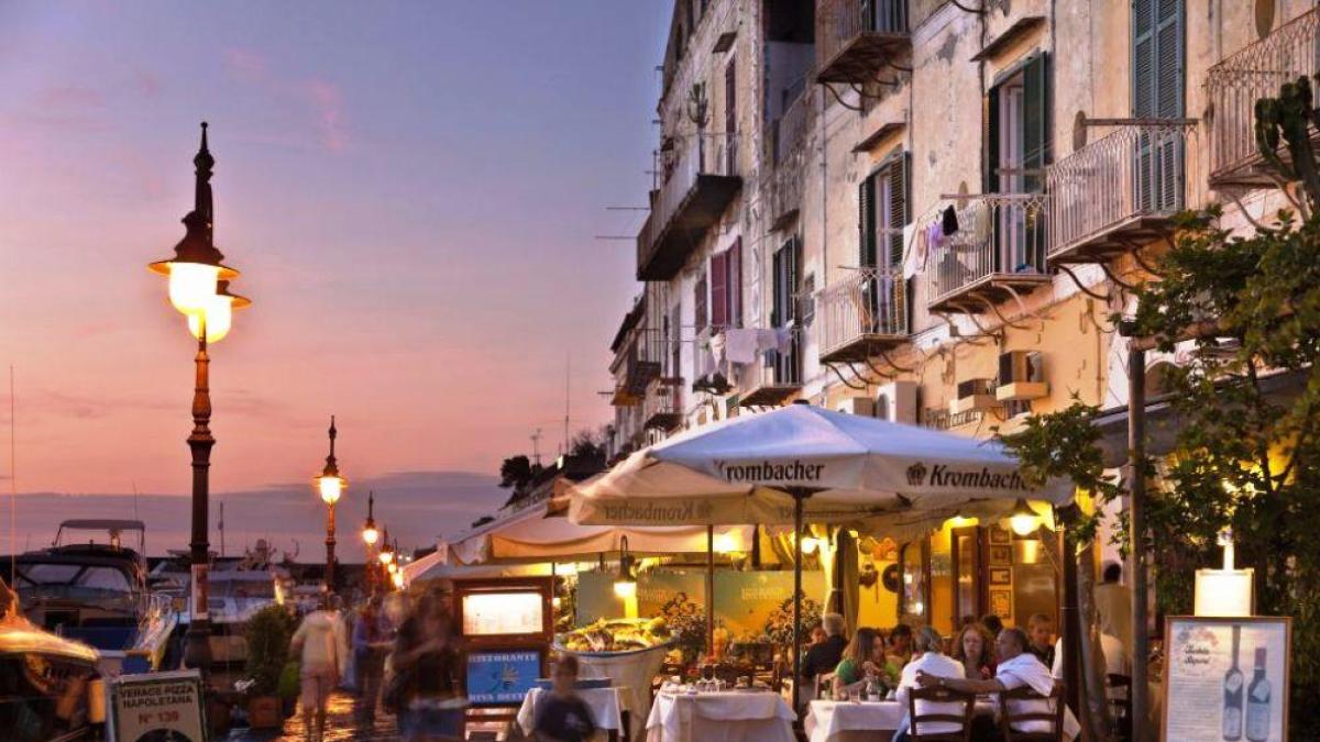 Ischia, vietati i «buttadentro» davanti ai locali: c'è l'ordinanza del sindaco. Multe fino a 694 euro e sospensione dell'attività commerciale