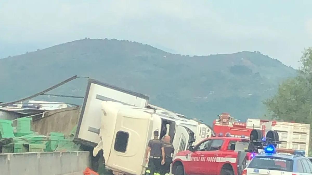 Incidente Tufino, Tir Si Ribalta In Autostrada E Invade La Corsia ...