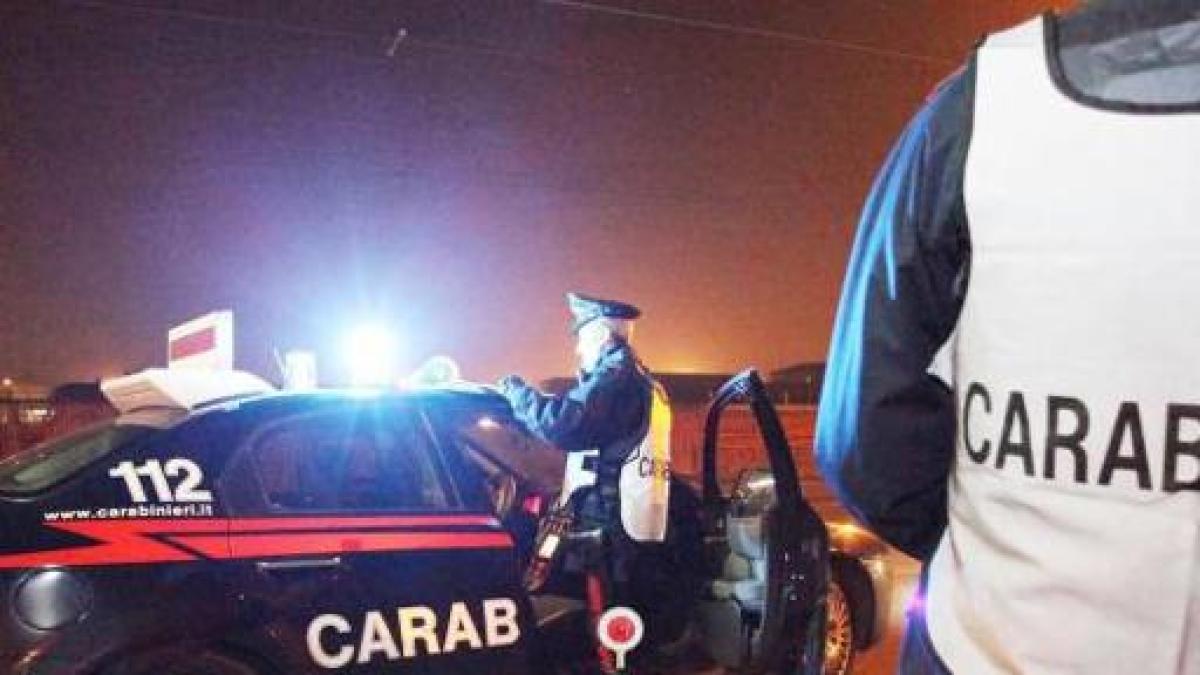 Napoli, tre minori in auto guidata da un 14enne. Fermati: «Ma non stiamo facendo niente di male»