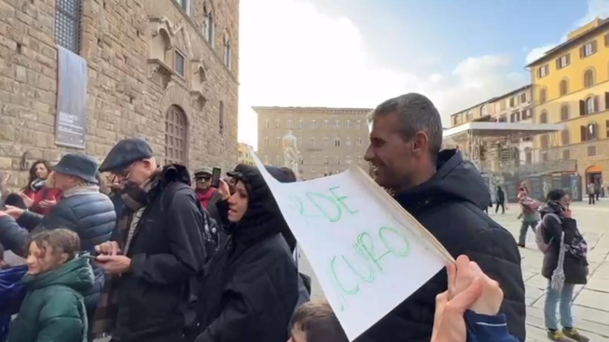 Albero caduto nel giardino della scuola lunedì nuovo sit in dei