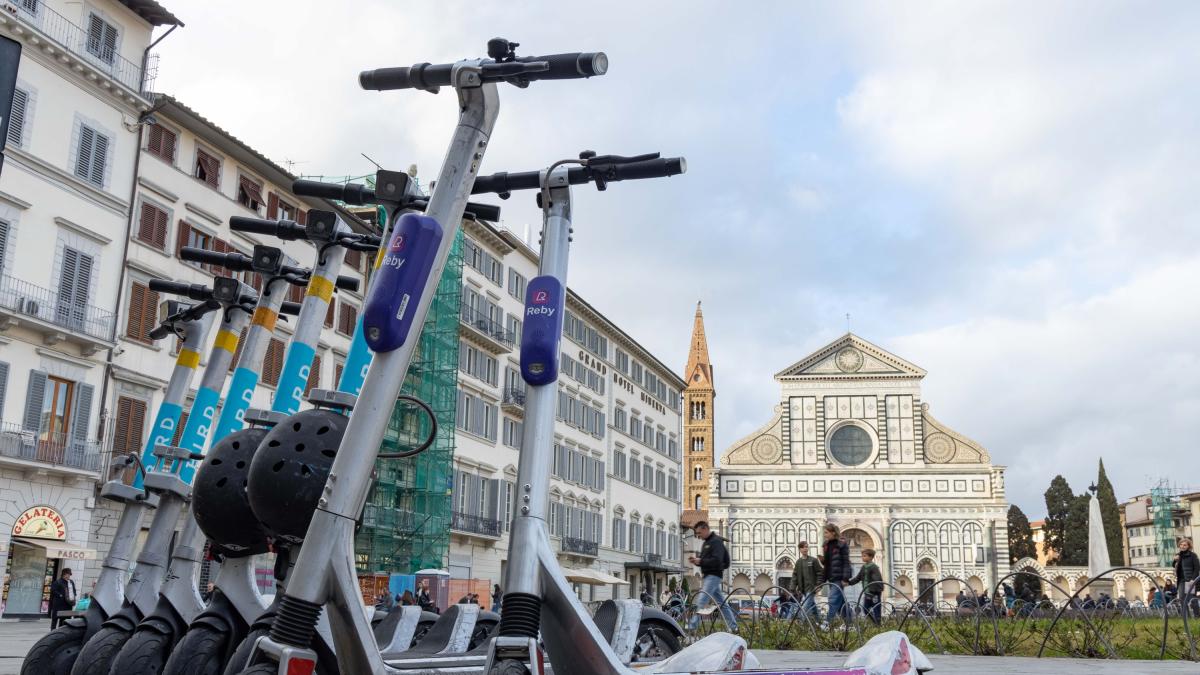 Firenze, dal 1° aprile 2026 stop ai monopattini in affitto: la decisione del Comune: «La priorità è la sicurezza»