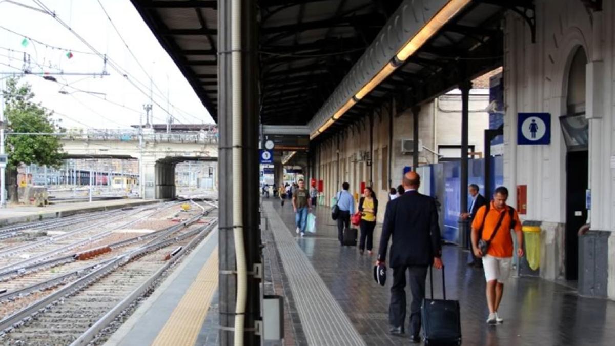 Bambino Che Aspetta Un Treno O Un Tram Immagine Stock - Immagine di bambino,  occhi: 81291405