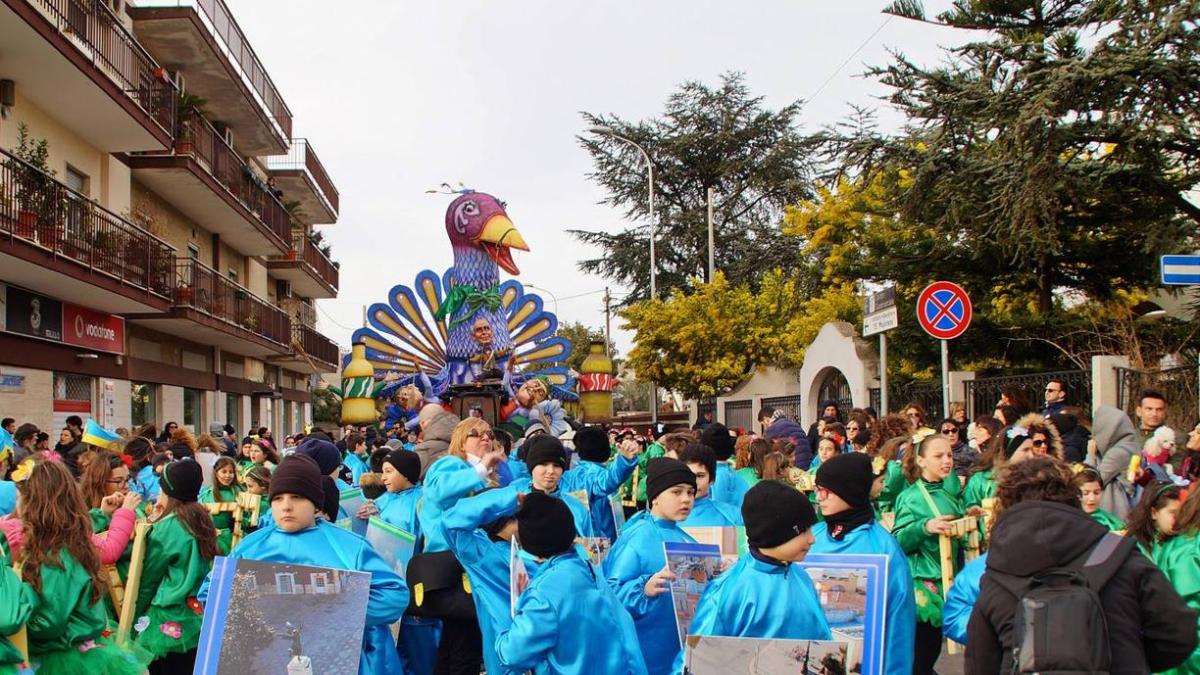 Il Carnevale chiude con la pentolaccia<br/>Carri e gruppi sfilano