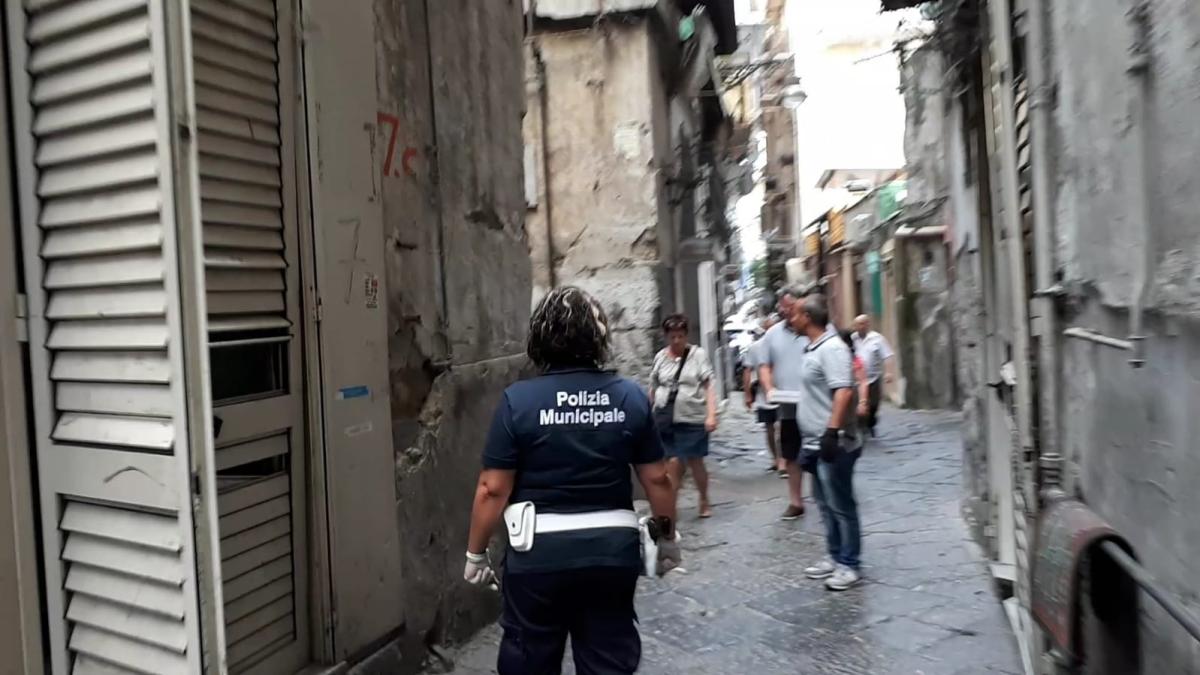 Napoli, 5 piccoli rom nel basso<br/> tra prostitute e  sfruttatori<br/>Salvati dalle denunce dei turisti | Corriere.it