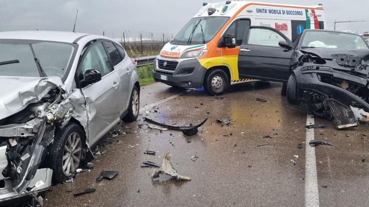 Incidente Stradale A Brindisi, Auto Finisce Contro Un Mezzo Militare ...