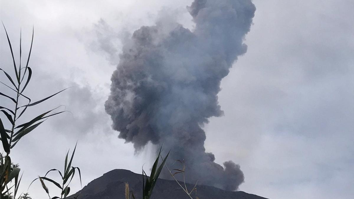 Stromboli, Ingv: Forte Esplosione Con Ricaduta Di Cenere Ma Nessun ...