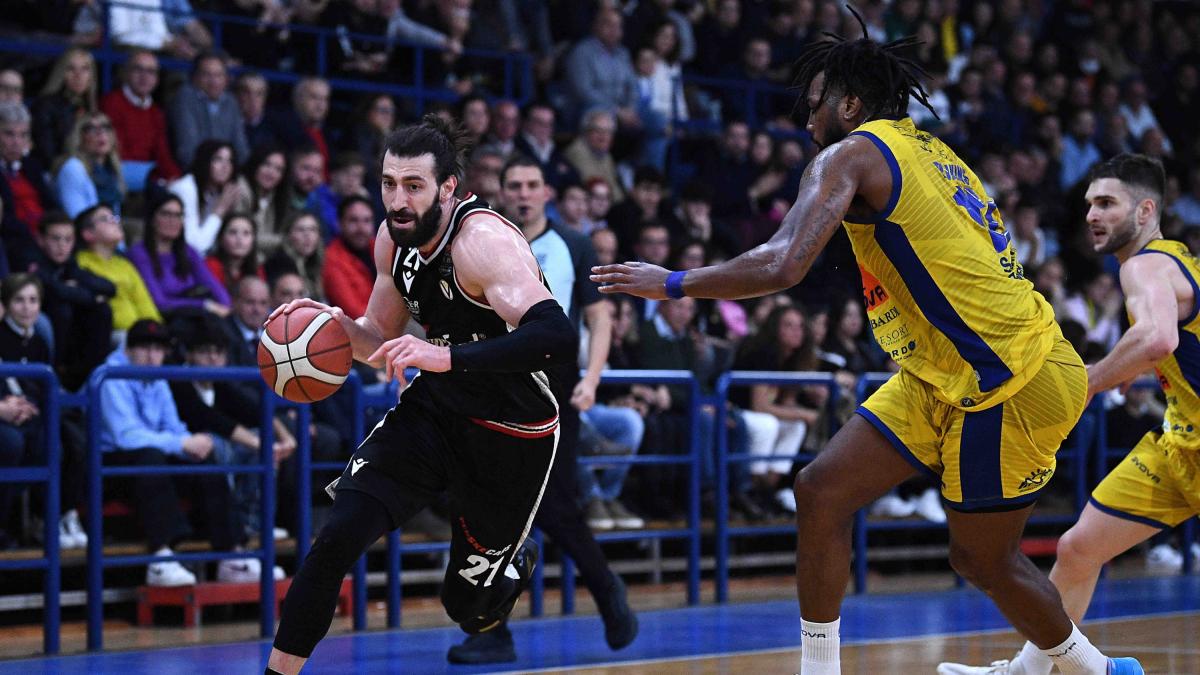 Basket, ScafatiSegafredo Bologna 8183 vittoria Virtus sul finale