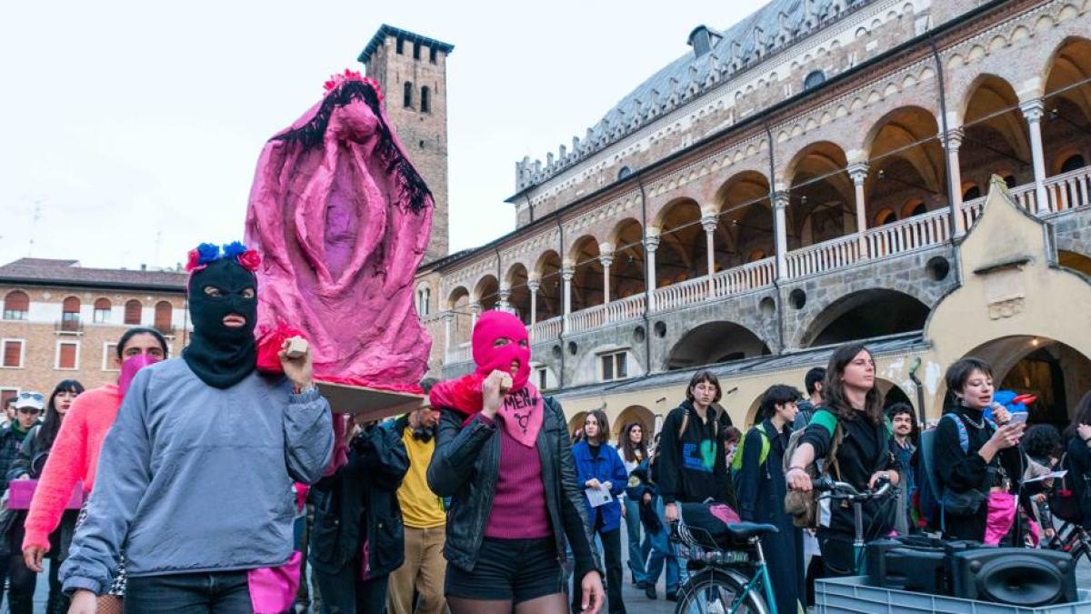 Padova, finta processione con la «santa» vulva: il corteo delle donne  finisce in Procura | Corriere.it