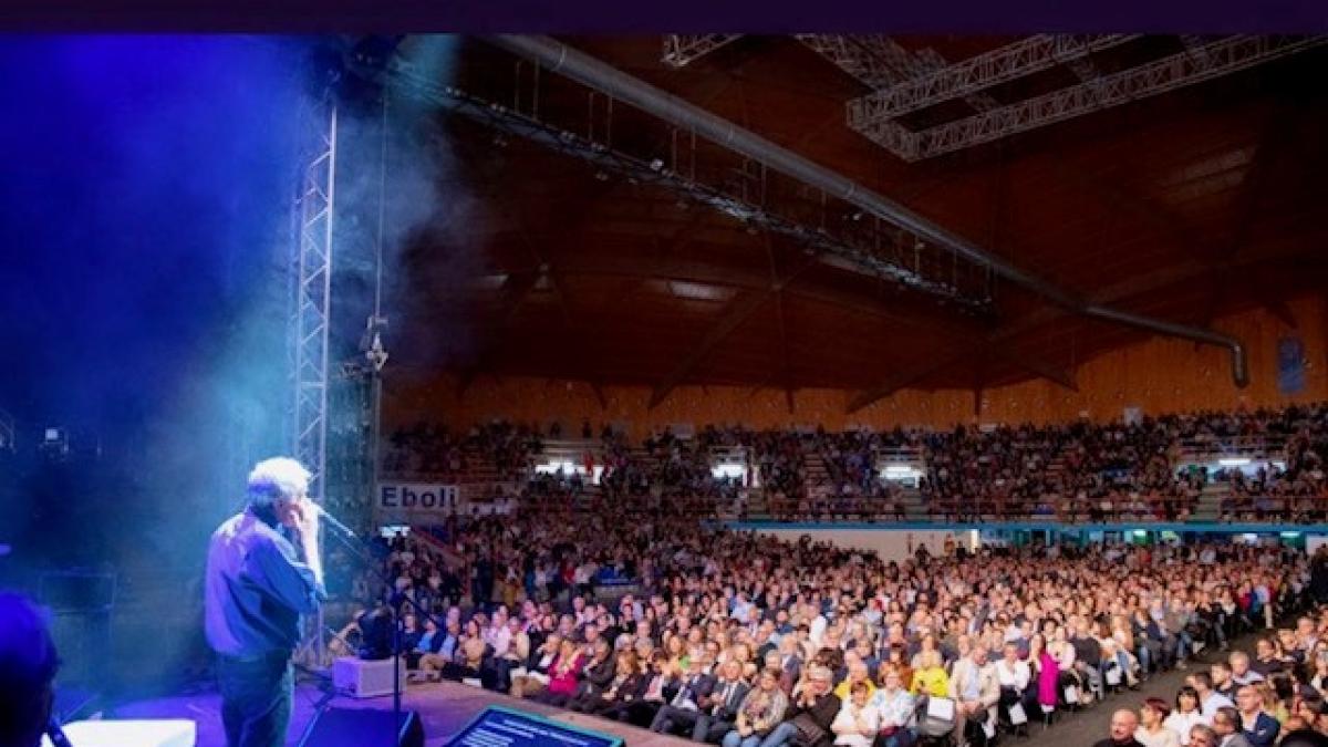 Vecchioni a Eboli racconta l'amore per Napoli «Scudetto meritato, è la
